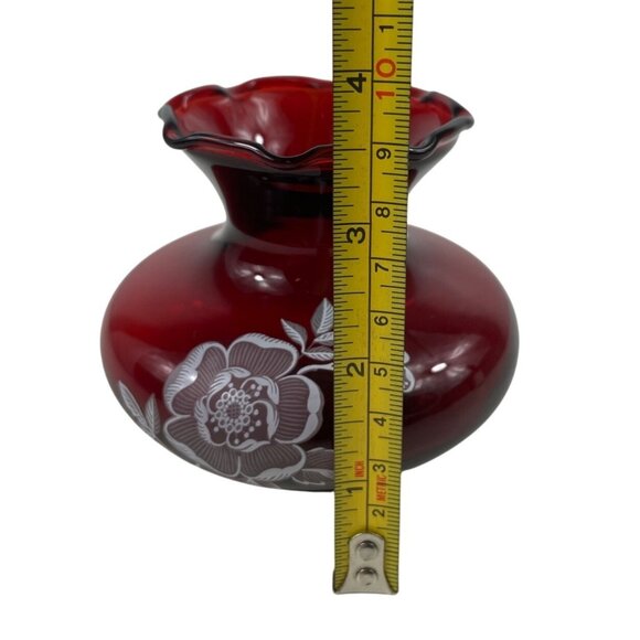 Vintage Anchor Hocking Ruby Red Glass Vase Ruffled Rim & Etched Floral Design - Picture 11 of 13